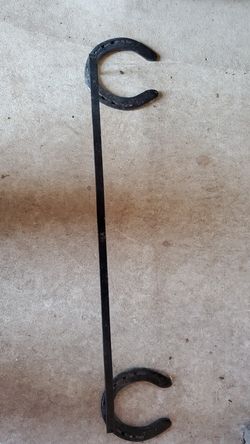 Horseshoe towel rack