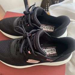 Sketchers Women’s Size 7 Swift Fit