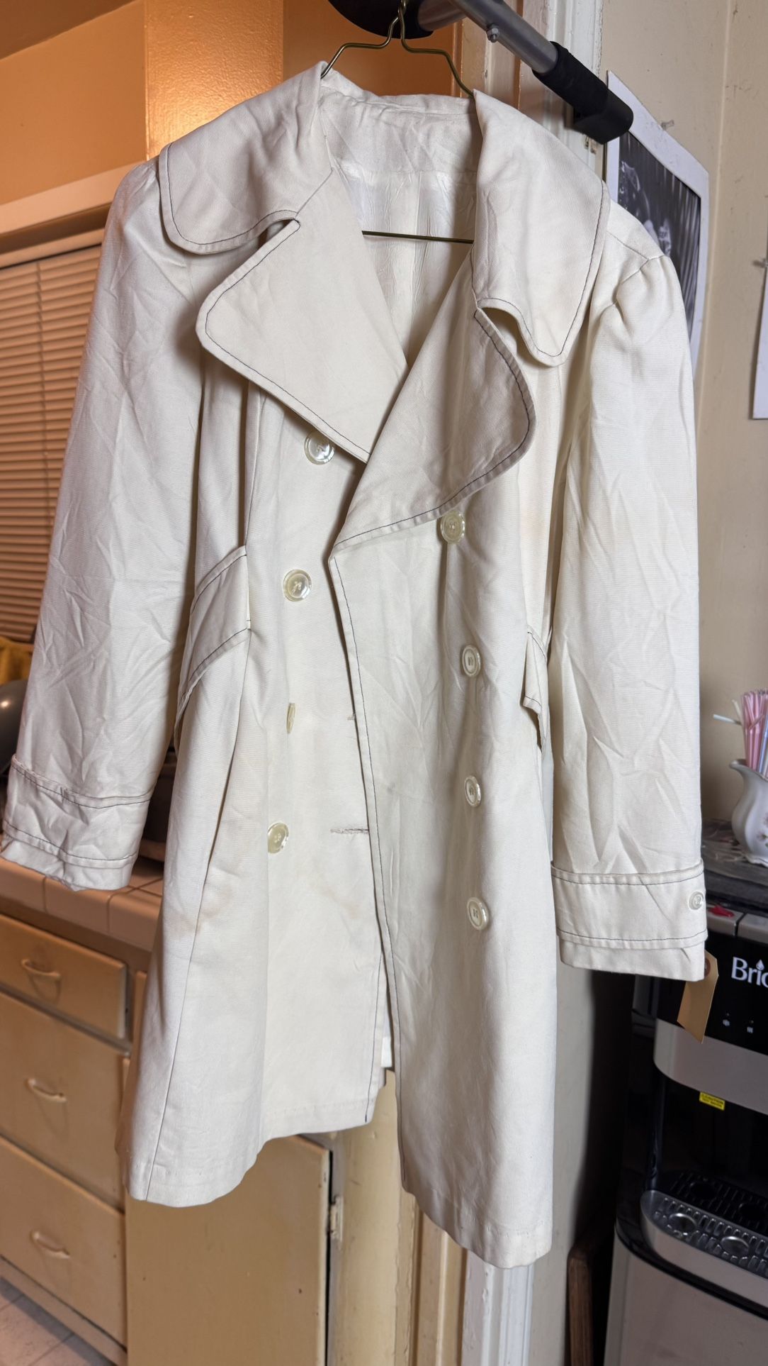 Double-Breasted Beige Trench Coat with Wide Lapel 1970s
