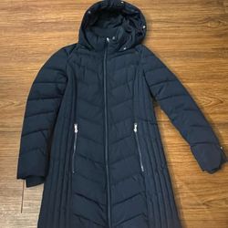 Like New Dark Navy T o m my H ilfig er fits M and L Sizes  