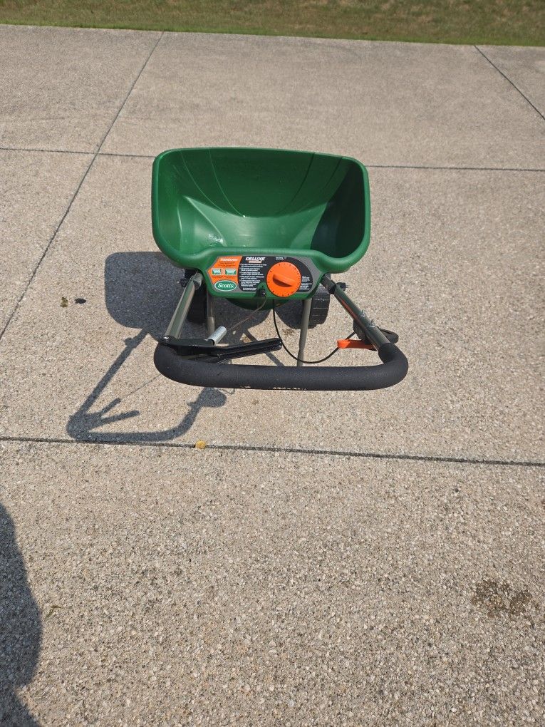 Scott's Delux Edgeguard Broadcast Spreader
