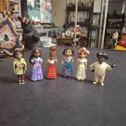 Disney Enchanto, Articulated At The Shoulder & Hip Set Of 6 Small Figurines - SEE DESCRIPTION FOR WHAT'S INCLUDED