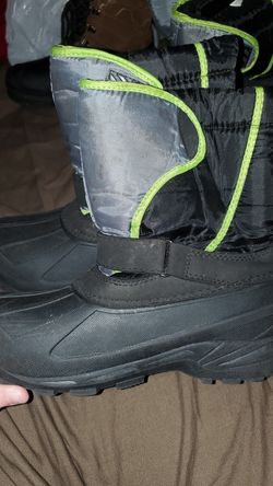 Snow boots size 5 Brand new