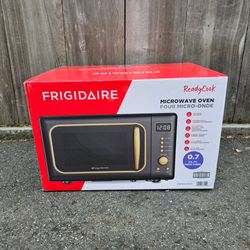 RIGIDAIRE 0.7 cu. ft. Retro Microwave Black/Gold