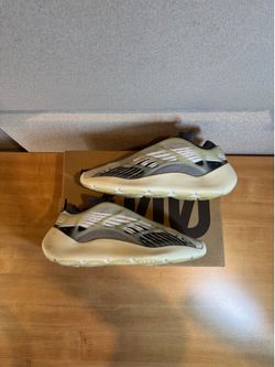 Yeezy 700 v3 Fade Salt Sz 10.5