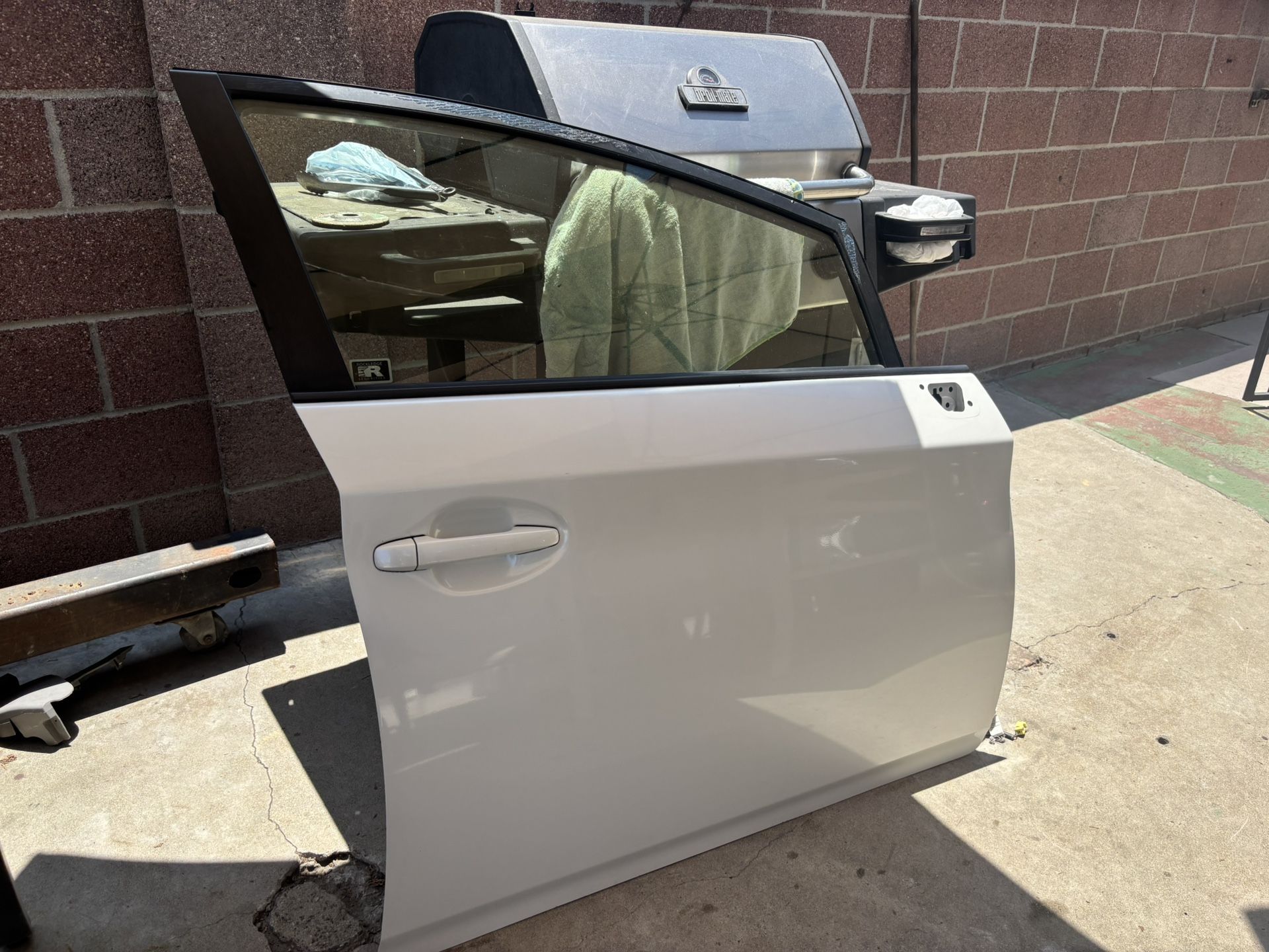 FRONT RIGHT (PASSENGER SIDE) DOOR 2015 TOYOTA PRIUS 1.8 REGULAR (WHITE COLOR).