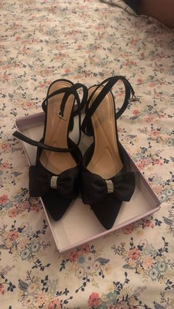 Black heels with bow