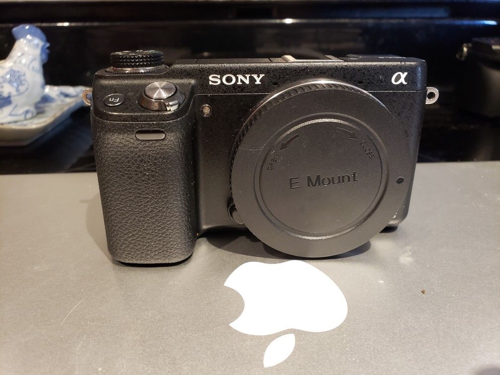 Sony NEX-6 16MP Mirrorless Digital camera (body only). Mint condition