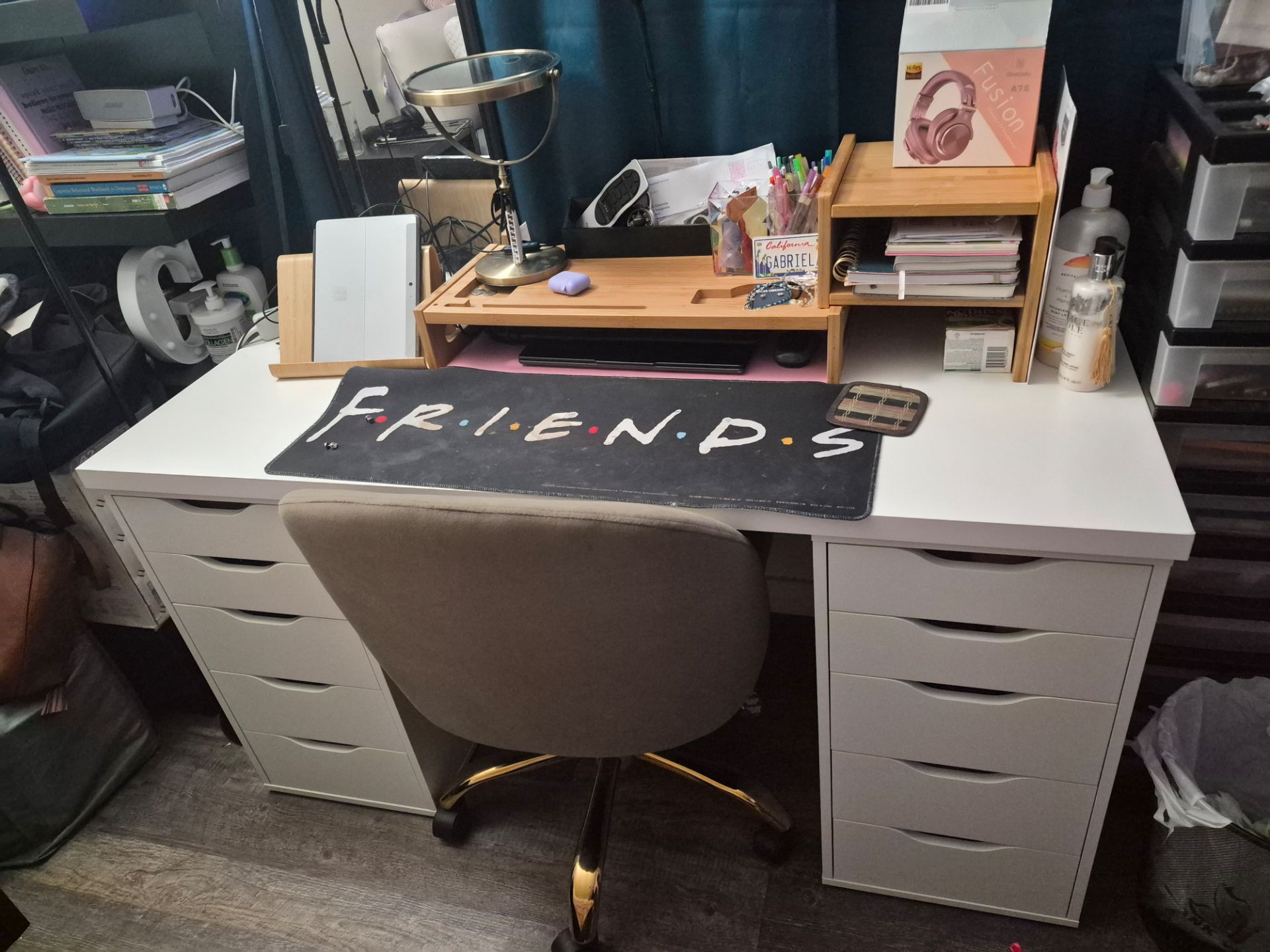 Vanity desk with drawers