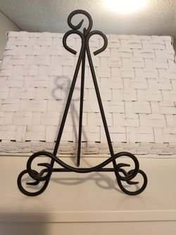 12" Black Swirl Easel