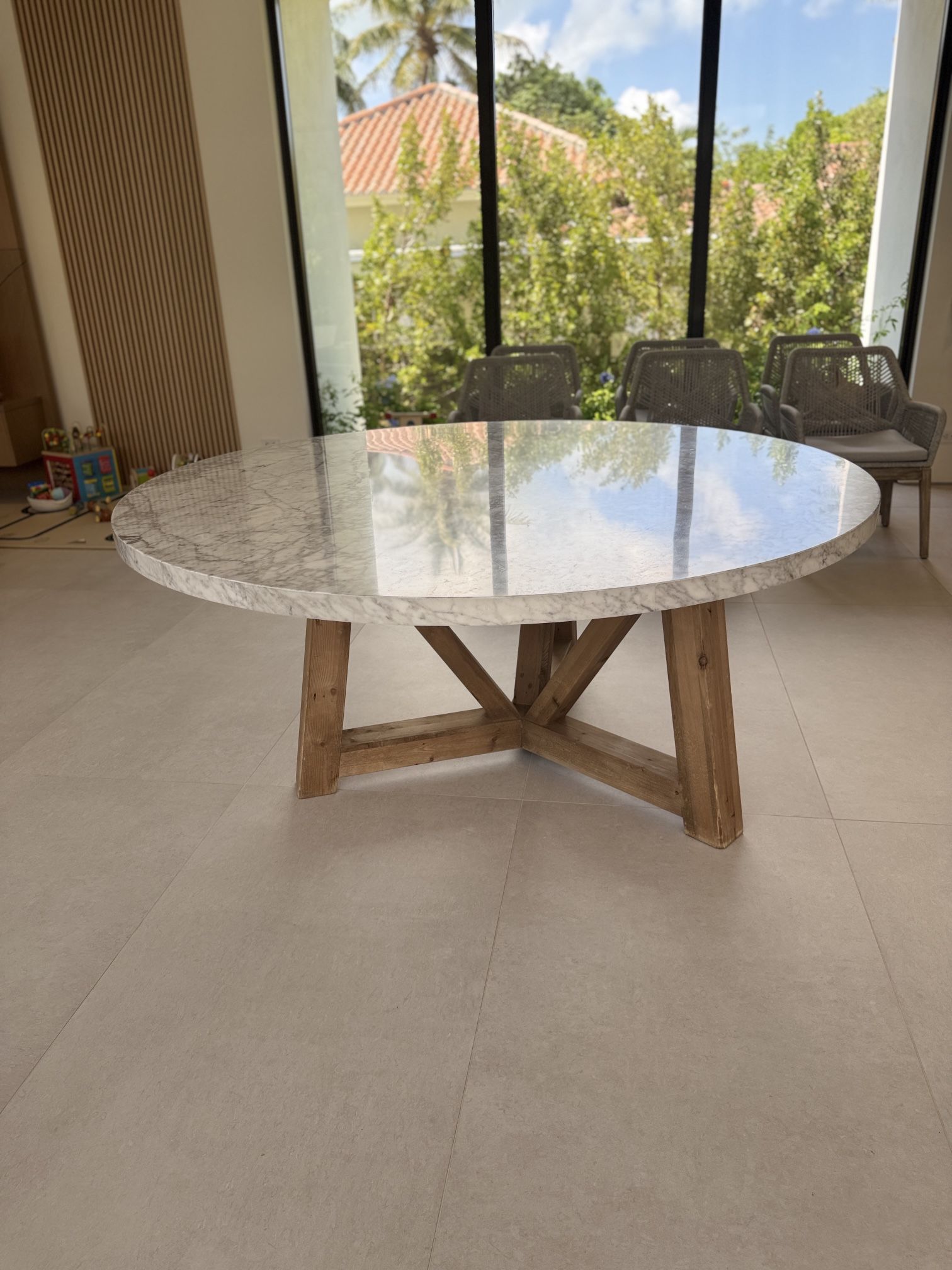 RH Round Dining Table
