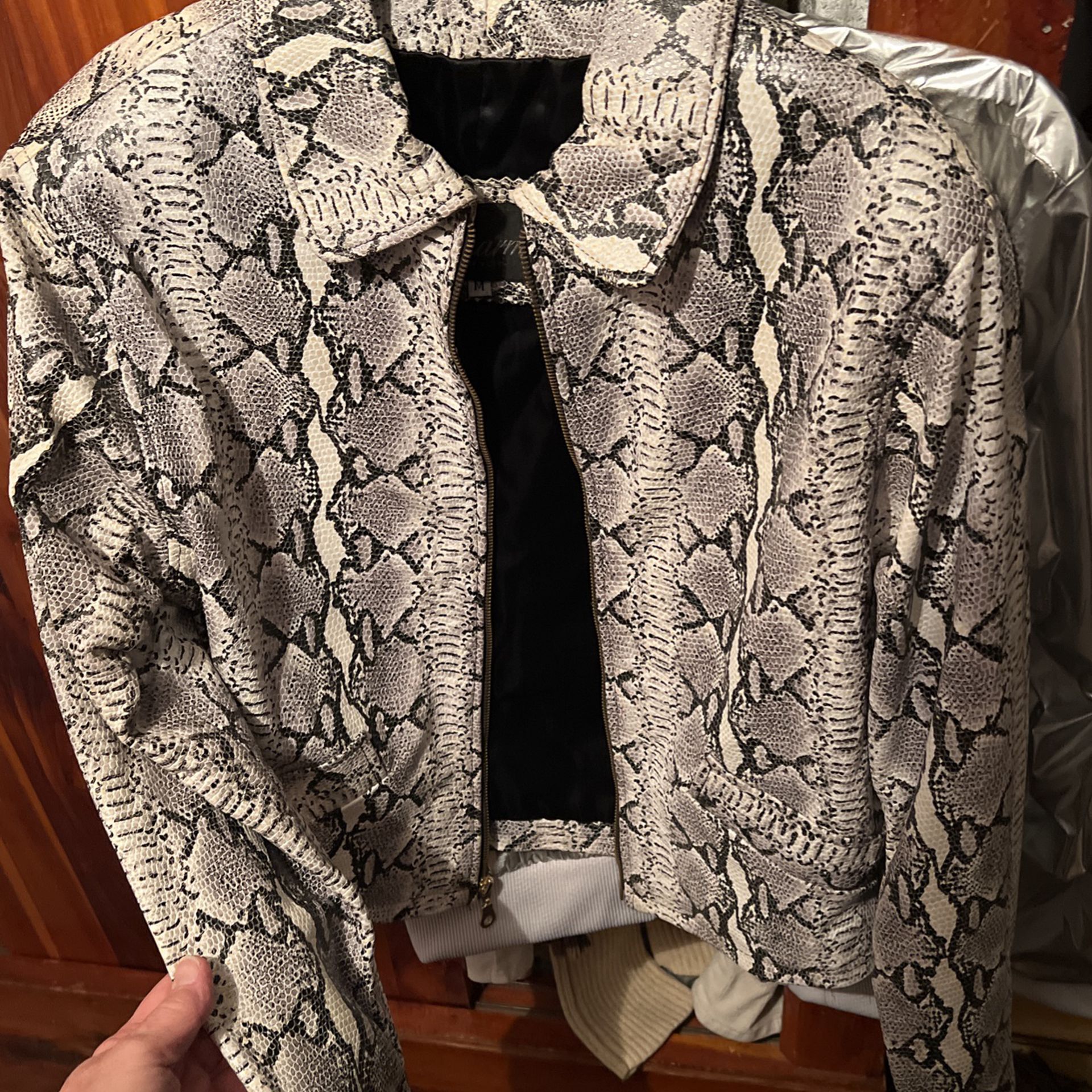 GENUINE LEATHER SNAKESKIN JACKET SIZE MEDIUM  2 FRONT POCKETS BLACK AND WHITE AWESOME ZIP FRONT 