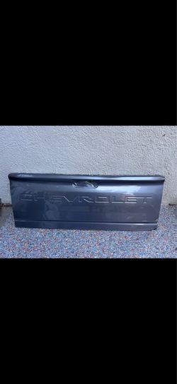 Chevy Silverado tailgate
