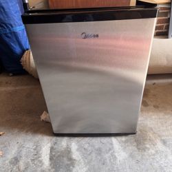 Midea Mini Fridge