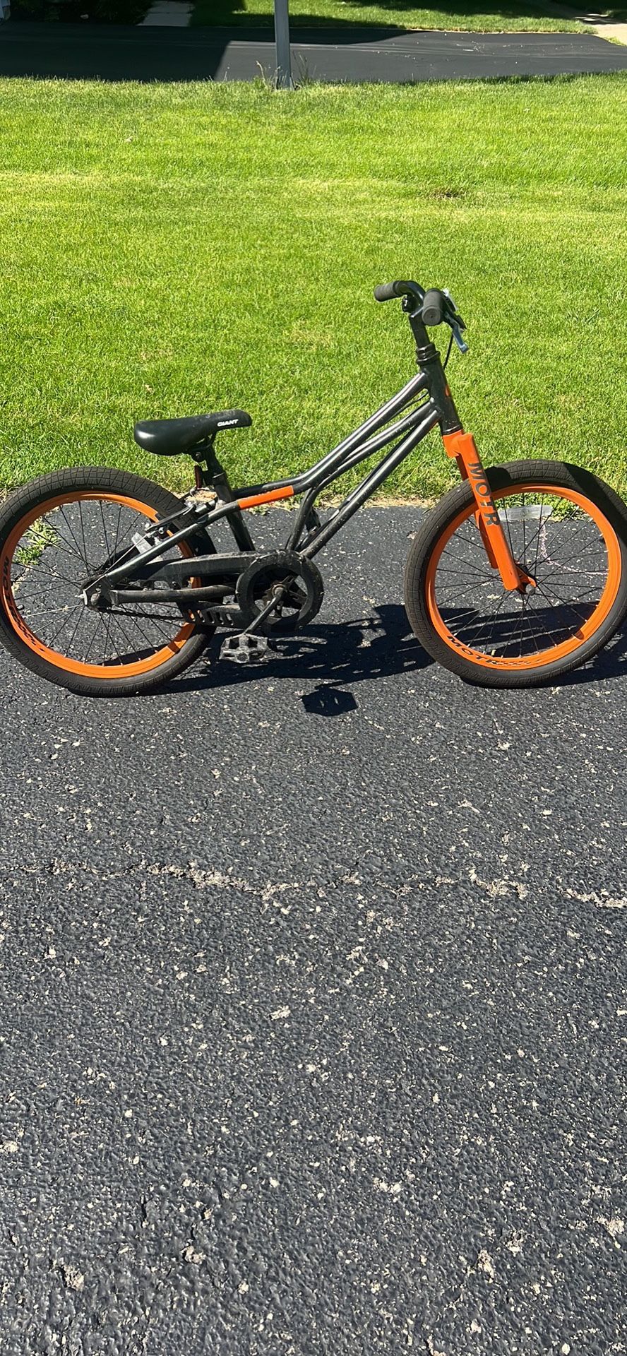 Giant MOTR 20" Youth Bike 4210-2. Has minor scratches from use. A lil wear on edge of pedals. See pics!