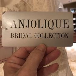 Gorgeous Never worn wedding dress