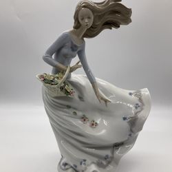 LLADRÓ PETALS IN THE WIND PORCELAIN FIGURINE