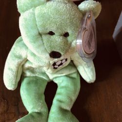 Ty Beanie Baby RETIRED bear Kicks with ERRORS in great condition!  -tush tag 1999 and swing tag 1998 multiple errors.  Smoke free and pet free! Great 