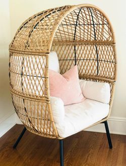 Egg wicker chair with pillows/upholstery