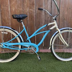 😎 🏝️ 🌴 🚲 🌊  Beautiful Dyno Glide model 26 inch women’s beach cruiser. Light blue with white. 