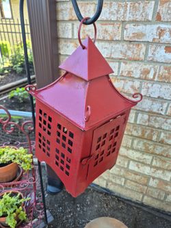 Metal Lantern    H 13"1/2, W 7"1/2 x 7"1/2