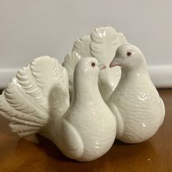 Lladro Couple Of Doves Collectable Figurine 