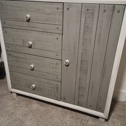 Dressers And Nightstands 