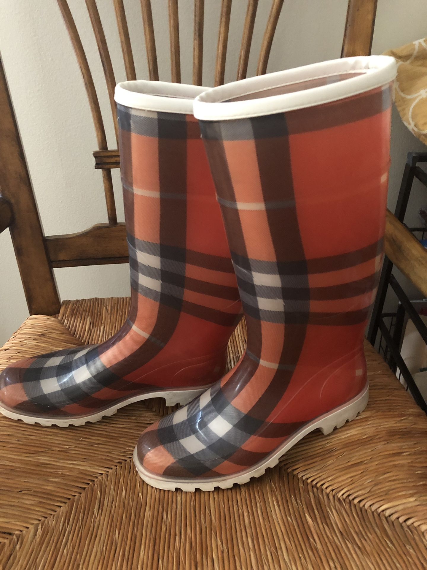 Burberry size 9 rain boot