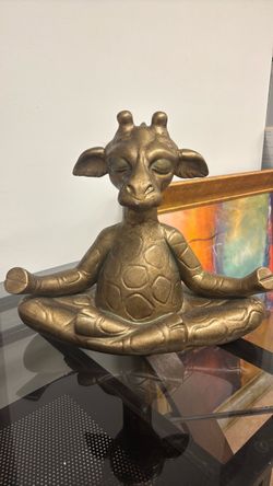 Meditating yoga Giraffe with ceramic Finish