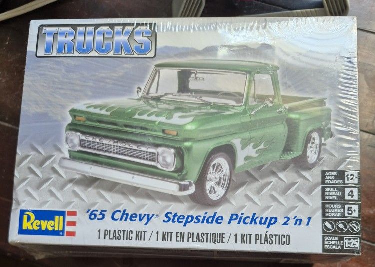 REVELL '65 CHEVY STEPSIDE PICKUP 2'n 1 MODEL KIT 1/25 SCALE