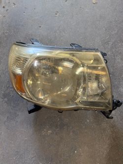 2005 - 2011 Toyota Tacoma Headlight