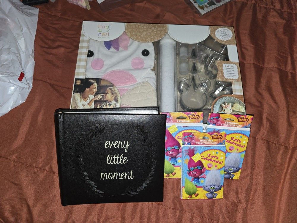 Set of 3 party invitations, 1 photo album, 1 be for bundles, little figure cookies.