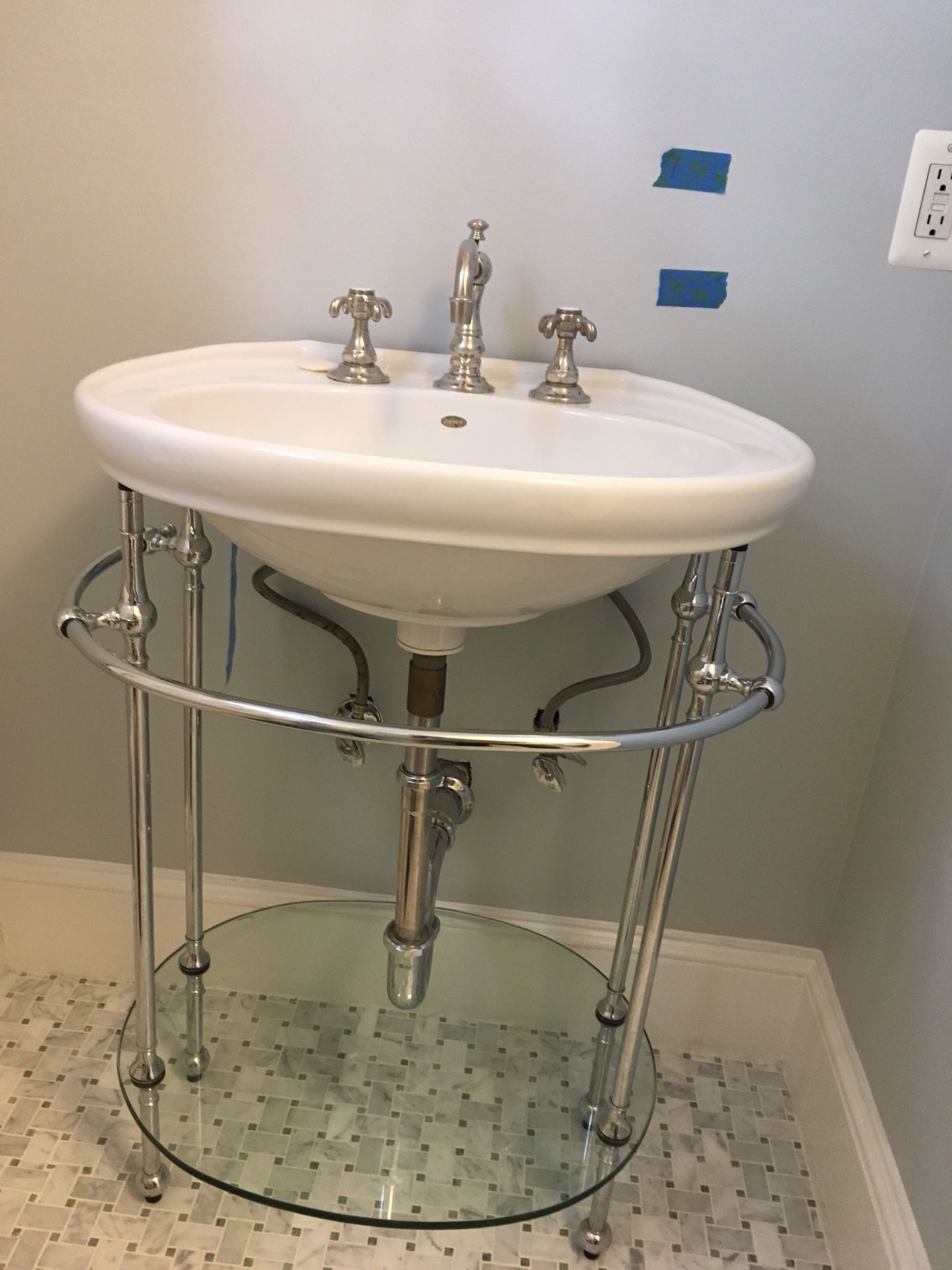 Bathroom sink in good condition , replacing with vanity cabinet
