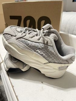 YEEZY BOOST 700 V2 Size9K