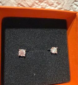 Sterling silver stud earrings (925)