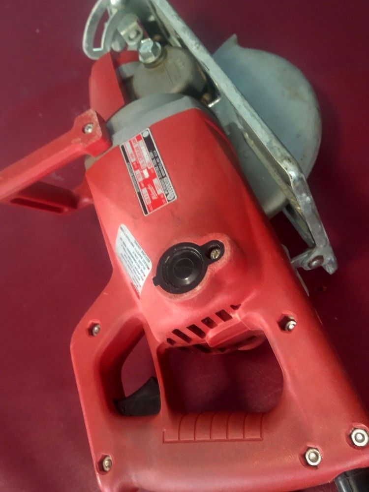 Milwaukee Worm Drive Saws have 15 amp motors and heavy duty worm gearsÂ