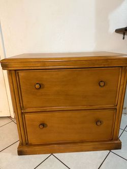 Traditional Honey Brown Wood Nightstand / 2-Drawer Cabinet