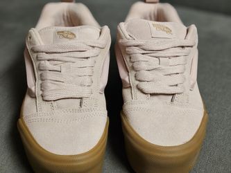 Vans Knu Stack Rose Smoke Gum Size 8 Men / 9.5 Women

Stylish Vans Knu Stack sneakers featuring the Rose Smoke suede and canvas upper with gum sole