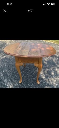 Round Oak Wood End Table Queen Anne Legs