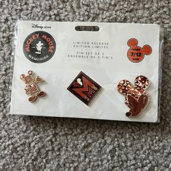 Mickey Mouse Memories Pin Set