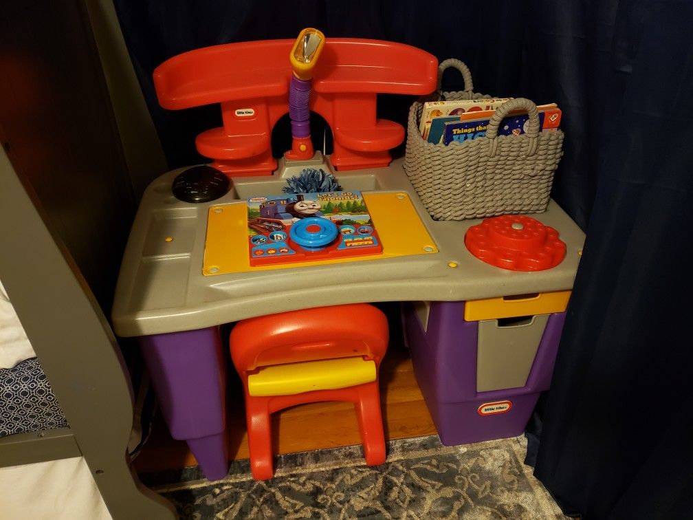 Kids desk with chair