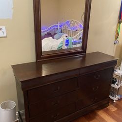 8 Drawer Dresser W/Mirror. 