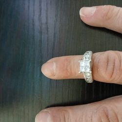 14kt White Gold And Diamond Ring 