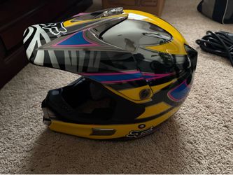 Moto x fox helmet, Stewart model. Has a small crack in the visor, otherwise no wear. Size M