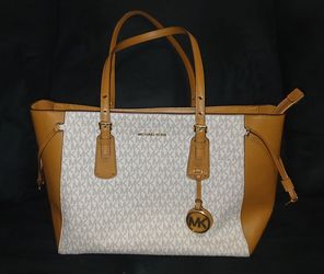 Michael Kors Voyager  Tote Bag