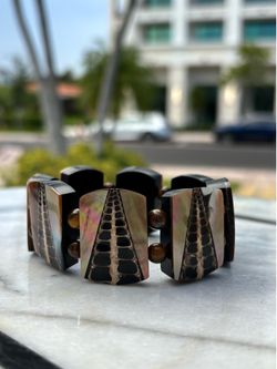 Mother of Pearl & Tiger Eye Brazalete. Available in Coral Gables. Hablo Español.