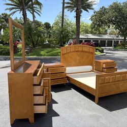 Beautiful Bedroom Set Queen Size Solid Wood Light Maple Color In Great Condition 