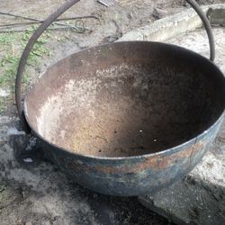Nice Antique  Cast Iron Pot Has A Hairline Crack Can Be Repairable 