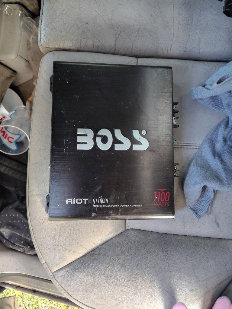 Boss Amplifier 1100 Watt