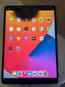 iPad Pro 1st gen 256gb cracked screen fully functional .